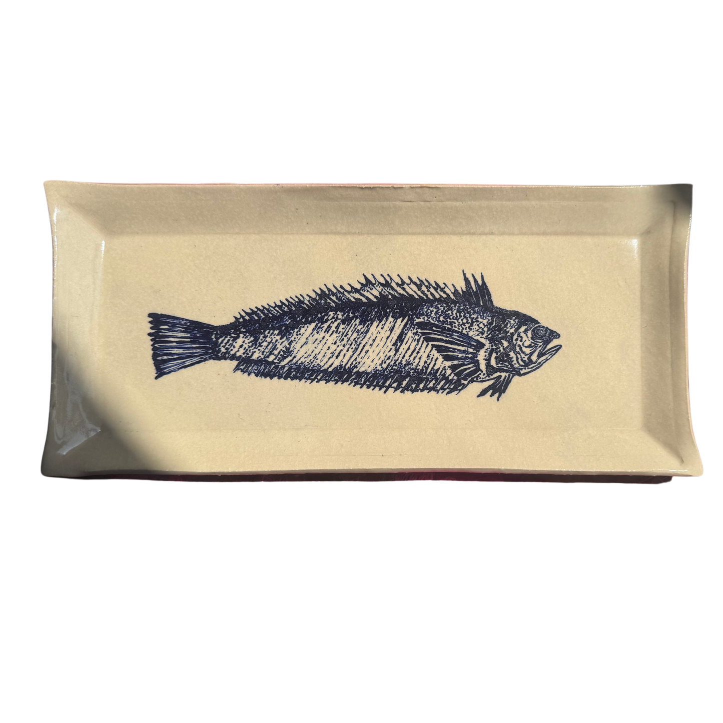 Bovenaanzicht van de rechthoekige serveerschaal met handgeschilderde dorade-vis op diepe blauwtint glazuur.